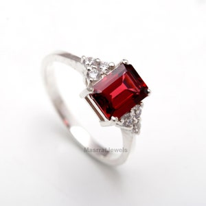 Ring met smaragd geslepen granaat: 925 sterlingzilveren geboortesteensieraden