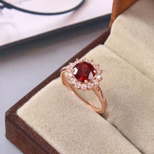 Anillo de compromiso con granate en plata 925: piedra de nacimiento de enero redonda