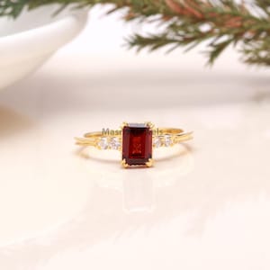 Ring met smaragd geslepen granaat: 925 sterlingzilver, geboortesteen januari