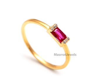 Anello con rubino da laboratorio taglio smeraldo: argento sterling placcato oro, pietra portafortuna di luglio