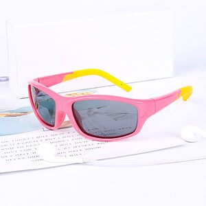 Puede incluir: Gafas de sol para ni&ntilde;os de color rosa y amarillo con lentes grises. Las gafas tienen un dise&ntilde;o deportivo y son perfectas para proteger los ojos de los ni&ntilde;os del sol.