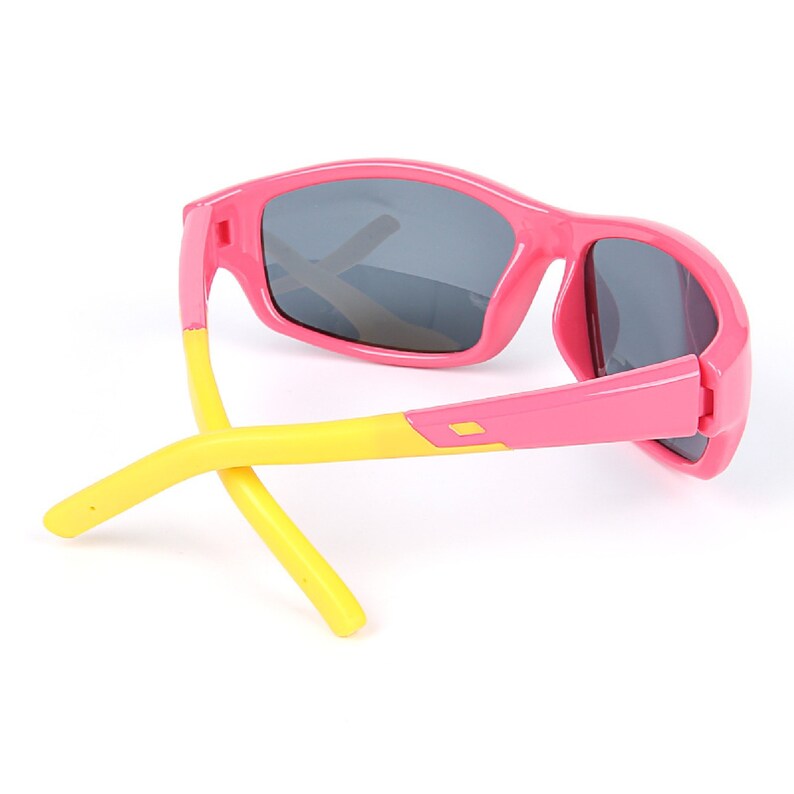 Puede incluir: Gafas de sol rosas y amarillas con lentes grises. Las gafas tienen un dise&ntilde;o deportivo y son perfectas para ni&ntilde;os.