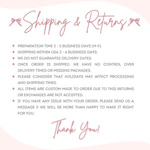 Pode incluir: Gr&aacute;fico rosa claro com as palavras "Shipping & Returns" em fonte cursiva. Abaixo, marcadores detalham os tempos de prepara&ccedil;&atilde;o e envio, e a pol&iacute;tica de devolu&ccedil;&otilde;es. O texto termina com "Thank You!"