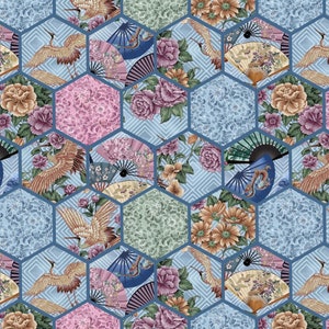 Könnte beinhalten: Ein nahtloses Muster mit einem sich wiederholenden sechseckigen Design auf blauem Hintergrund. Jedes Sechseck enthält ein anderes Blumenmuster, darunter rosa, weiße und gelbe Blumen sowie Fächer und Kraniche.