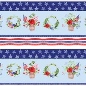Könnte beinhalten: Ein blauer und weißer Stoff mit einem sich wiederholenden Muster aus roten, weißen und blauen Blumengirlanden, Blumenarrangements und amerikanischen Flaggen. Das Muster ist auf einem blau-weiß gestreiften Hintergrund angeordnet.