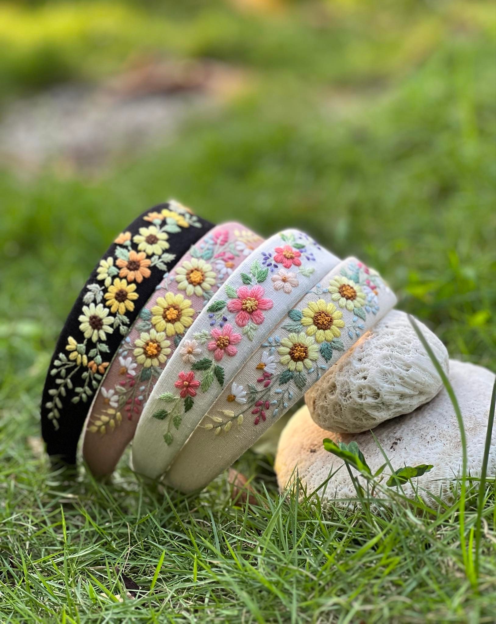 ヘアアクセサリー Dahlia shrinking embroidery headband Hand Floral Embroidered Linen Headband | Bachelorette Linen Hair