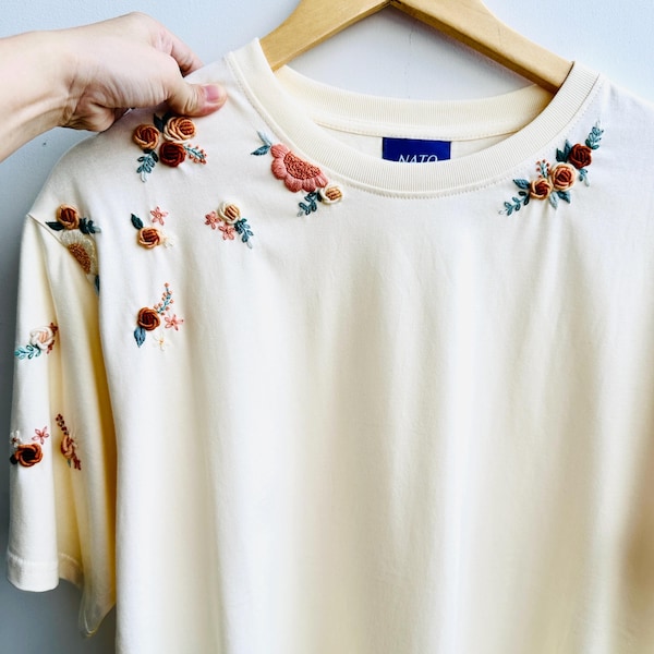 Camiseta con flores bordadas hechas a mano / Regalo navideño personalizado