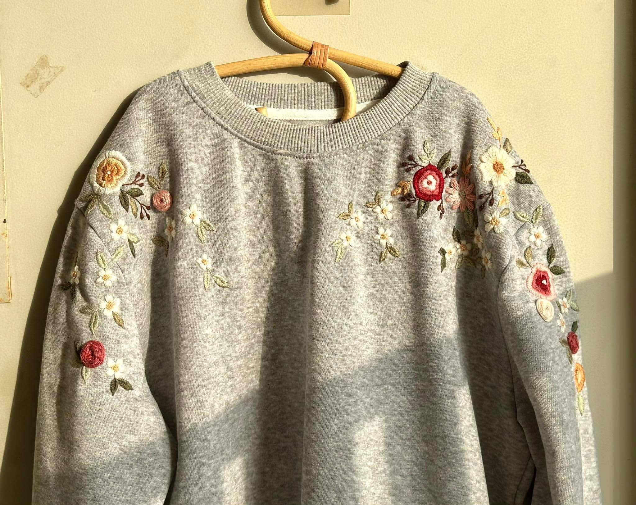 【GRAVER】23FW★ Flower Dot Embroidery Sweatshirt Flower dot embroidery sweatshirt - GRAVER | 60% - Asian