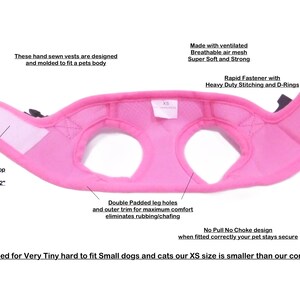 Pu&ograve; includere: Pettorina per cani rosa con chiusura a strappo regolabile, fori per le gambe imbottiti e design anti-trazione. Il pettorina &egrave; realizzata in rete traspirante e ha cuciture resistenti.  "Progettato per cani e gatti molto piccoli che sono difficili da adattare, la nostra taglia XS &egrave; pi&ugrave; piccola di quella dei nostri concorrenti"