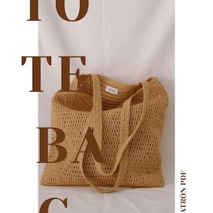 May include: A crocheted tote bag in a light brown color with a white label that says "alre". The bag is on a white background with the text "TOTE BAG PATRÓN PDF" in brown.