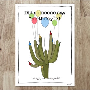 Begeisterte Saguaro Geburtstagskarte - ein Saguaro-Kaktus, geschmückt mit Luftballons und Partyhüten, ist bereit, einen Wüstengeburtstag zu feiern!