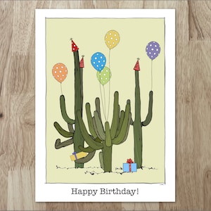 Saguaro Verjaardagskaart - trio cactussen zijn klaar voor een woestijnverjaardagsfeestje! Het bericht luidt: "We hebben hier het hele jaar op gewacht!"