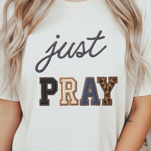 Diseño PNG de bordado cristiano simulado por sublimación, "Just Pray" en letra cursiva (descarga instantánea)