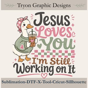 Könnte beinhalten: Ein Grafikdesign mit einer weißen Gans, die ein rosafarbenes Blumenkopftuch und einen salbeigrünen Pullover trägt und einen Boba-Tee hält. Der Text lautet: Tryon Graphic Designs, Jesus Loves You, I'm Still Working on It, Sublimation-DTF-X-Tool-Cricut-Sillhouette.