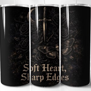 Envoltorio para vaso con calavera gótica: diseño de corazón suave y bordes afilados.