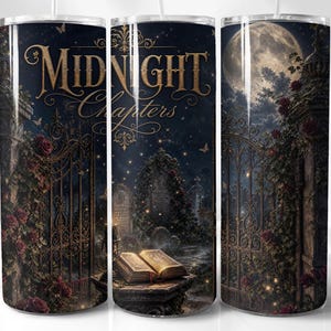 Op de afbeelding: Een cilindervormige beker met een donkere, sfeervolle scène van een kerkhof bij maanlicht met een open boek op een stenen voetstuk, sierlijke ijzeren hekken en rode rozen. De tekst "MIDNIGHT Chapters" staat in gouden letters aan de bovenzijde.
