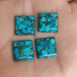 Puede incluir: Cuatro piedras preciosas cuadradas de turquesa con un patrón de mosaico azul y marrón. Las piedras preciosas se colocan sobre un fondo neutro, mostrando su color vibrante y textura única. Ideal para la fabricación de joyas.