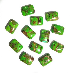 Könnte beinhalten: Zwölf grüne Türkis-Cabochons mit Kupfereinschlüssen. Die Cabochons sind rechteckig und haben eine glatte, polierte Oberfläche.