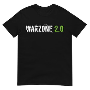 Op de afbeelding: Zwart T-shirt met een witte en groene afbeelding met de tekst "WARZONE 2.0".