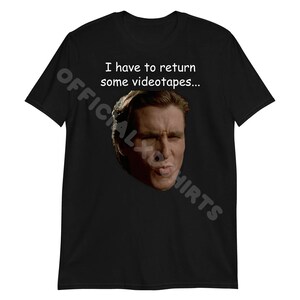 Puede incluir: Camiseta negra con un texto blanco superpuesto que dice "Tengo que devolver algunas cintas de video..." y una foto de la cara de Christian Bale de la película American Psycho.