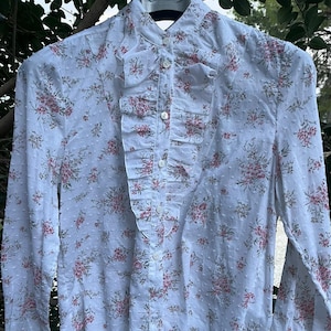 Shirt met ruches, katoenen voile, gemaakt in Italië. Shirt van katoenvoile met ruches aan de voorkant