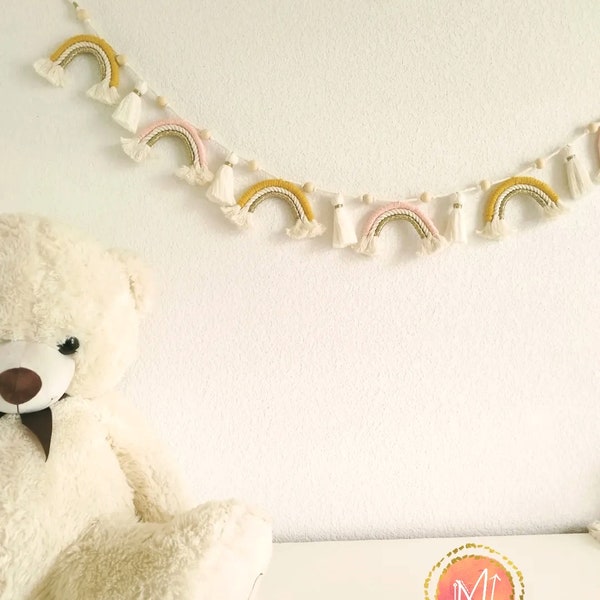 Guirlande arc en ciel, pompons et perles en bois, deco murale macrame bebe, decoration chambre bebe, guirlande macrame fait main