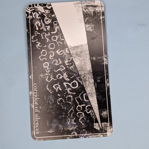 'When You Dream of the Dead Zine + Corridor of Silences' Orakel Karte, Perzine Poesie mit Asemischer Textkunst