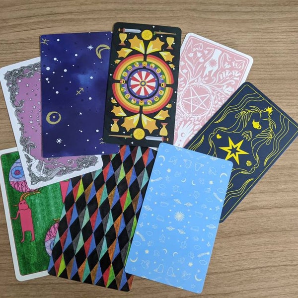 Cartes de tarot et d'oracle aléatoires