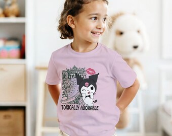 Camiseta "Toxically Adorable Kuromi", camiseta gráfica con estética Y2K, camiseta kawaii pastel goth, lindo regalo inspirado en Sanrio para ella, estilo Harajuku.