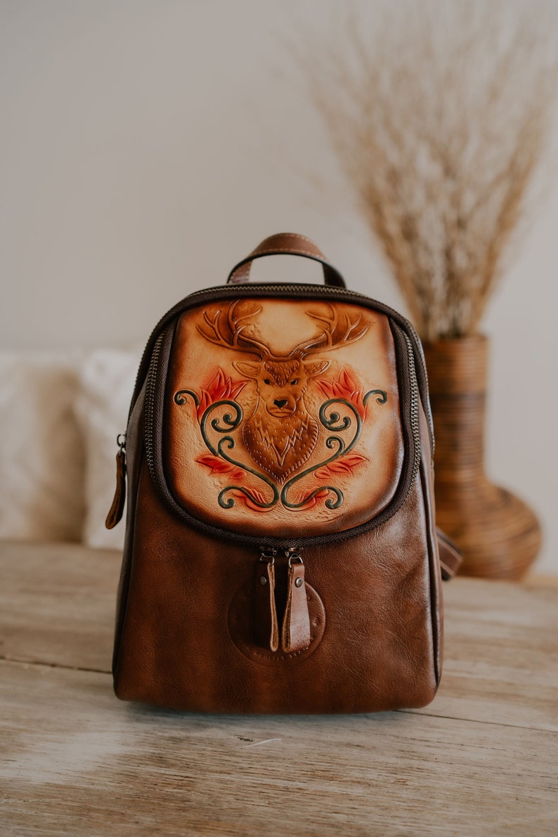 Geprägter Lederrucksack für Frauen Floral geprägt, leicht und langlebig Handgefertigter Rucksack Erhältlich in mehreren Farben Bild 2