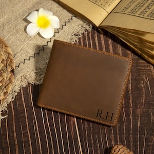 Billetera de cuero RFID personalizada / Billetera grabada para hombres / Ventana de identificación plegable / Regalo para el día del padre, aniversario y graduación / Regalo para novio