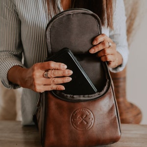 Geprägter Lederrucksack für Frauen Floral geprägt, leicht und langlebig Handgefertigter Rucksack Erhältlich in mehreren Farben Bild 5