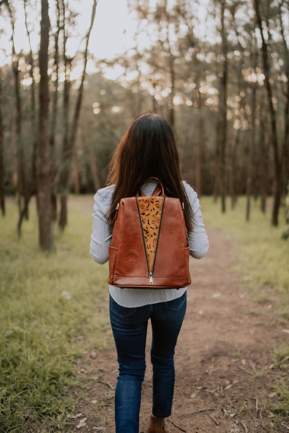Handmade Leather Backpack: Floral Print Preppy Style Women display picture 1
