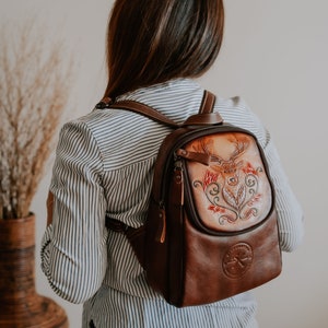 Geprägter Lederrucksack für Frauen Floral geprägt, leicht und langlebig Handgefertigter Rucksack Erhältlich in mehreren Farben Bild 3