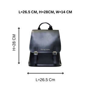 Może przedstawiać: Czarny sk&oacute;rzany plecak z zapięciem na klamrę i napisem "Alluring Leather" z przodu. Plecak ma wymiary 26,5 cm szerokości, 28 cm wysokości i 14 cm głębokości.