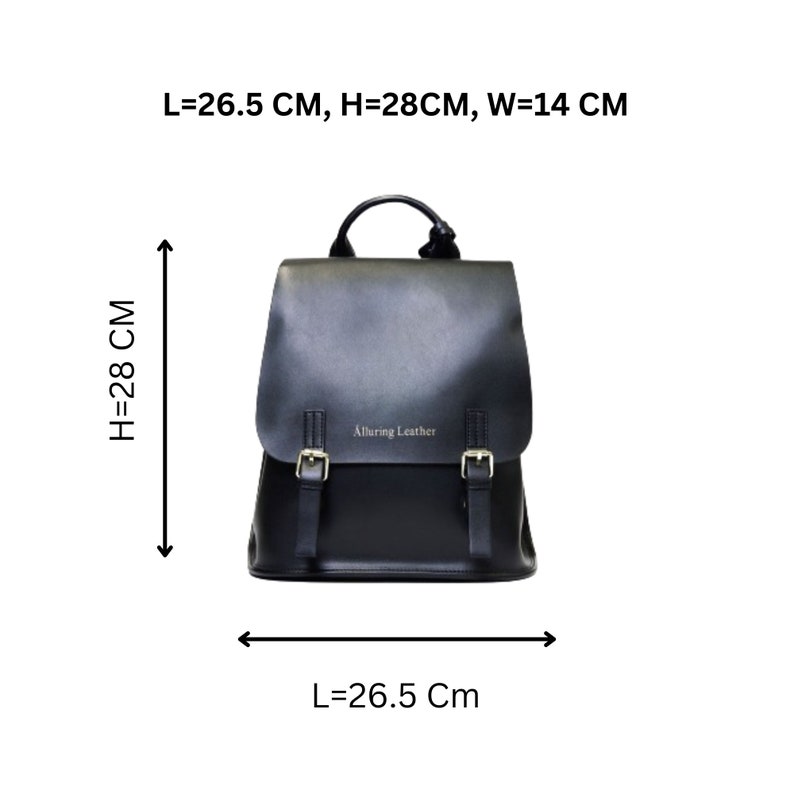 Może przedstawiać: Czarny sk&oacute;rzany plecak z zapięciem na klamrę i napisem "Alluring Leather" z przodu. Plecak ma wymiary 26,5 cm szerokości, 28 cm wysokości i 14 cm głębokości.