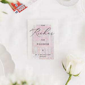 Puede incluir: Un recuerdo de boda con las palabras "For Richer, For Poorer" en escritura elegante. El recuerdo es un sobre transparente que contiene un billete de loter&iacute;a. Los nombres "Mr & Mrs Williams" y la fecha de la boda est&aacute;n impresos en la parte inferior.
