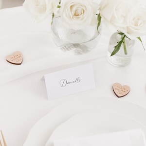Nombres de lugares de boda / Tarjetas de nombre de lugar de mesa de boda / Decoración mínima de mesa de boda / Configuración de lugar floral de mesa de boda / Plan de asientos imagen 4