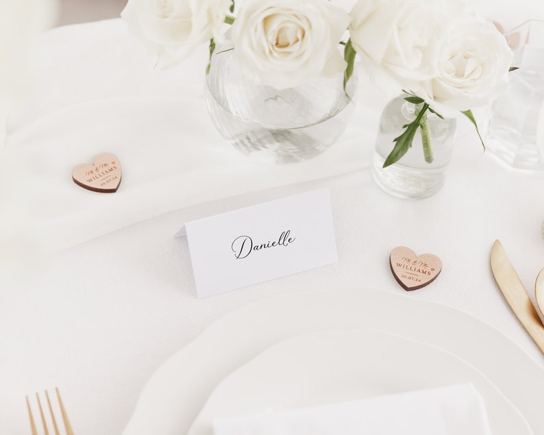 Nombres de lugares de boda / Tarjetas de nombre de lugar de mesa de boda / Decoración mínima de mesa de boda / Configuración de lugar floral de mesa de boda / Plan de asientos imagen 4