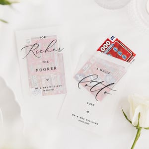 Puede incluir: Dos bolsas transparentes para recuerdos de boda con texto. Una dice "For Richer, For Poorer" con un coraz&oacute;n y una fecha. La otra dice "A Whole Lotto Love" con un coraz&oacute;n y una fecha. Cada bolsa contiene boletos de loter&iacute;a.
