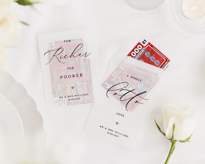 Puede incluir: Dos bolsas transparentes para recuerdos de boda con texto. Una dice "For Richer, For Poorer" con un coraz&oacute;n y una fecha. La otra dice "A Whole Lotto Love" con un coraz&oacute;n y una fecha. Cada bolsa contiene boletos de loter&iacute;a.