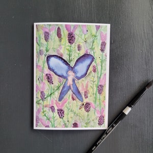 Fairy at Play- Blank Wenskaart - Zomertijd - Lavendelbloesems en honingbij - Blauwe vlinderfee - Grillige aquarelprint