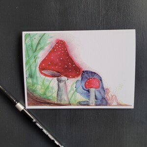 Fee in rust - blanco wenskaart - herfsttijd - rode doppaddestoelen - blauwe vlinderfee - grillige aquarelprint