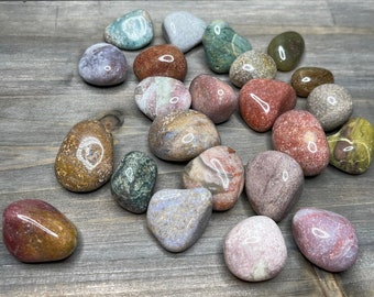 Moss Agate and rainbow agate tumbles. Quartz agate crystals