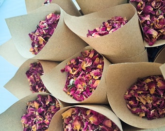 Coriandoli biodegradabili per matrimoni: petali di rosa essiccati + coni di carta