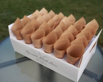 Coni di carta kraft per coriandoli, ideali per il lancio di fiori durante un matrimonio, e porta petali.