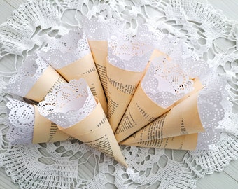 Cônes de mariage confettis de vieux livres avec dentelle, déjà assemblés, Ensemble de vieux cônes de livres avec supports.Cônes de pétales de fleurs pour mariages