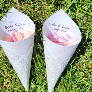 30 coni di coriandoli per matrimonio, carta con iniziali personalizzate fatte a mano, già arrotolati e assemblati. Coni di petali per matrimonio.