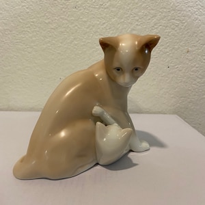 Vintage 1988 Franklin MInt Mothers Devotion Cat with Kitten Figurine By Paul Lpsen