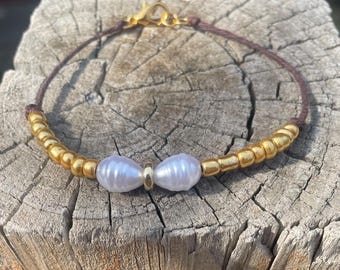 Perlenarmband aus Gold und Perlenverschluss. Boho Armband. Perlenarmband. Goldenes Armband.